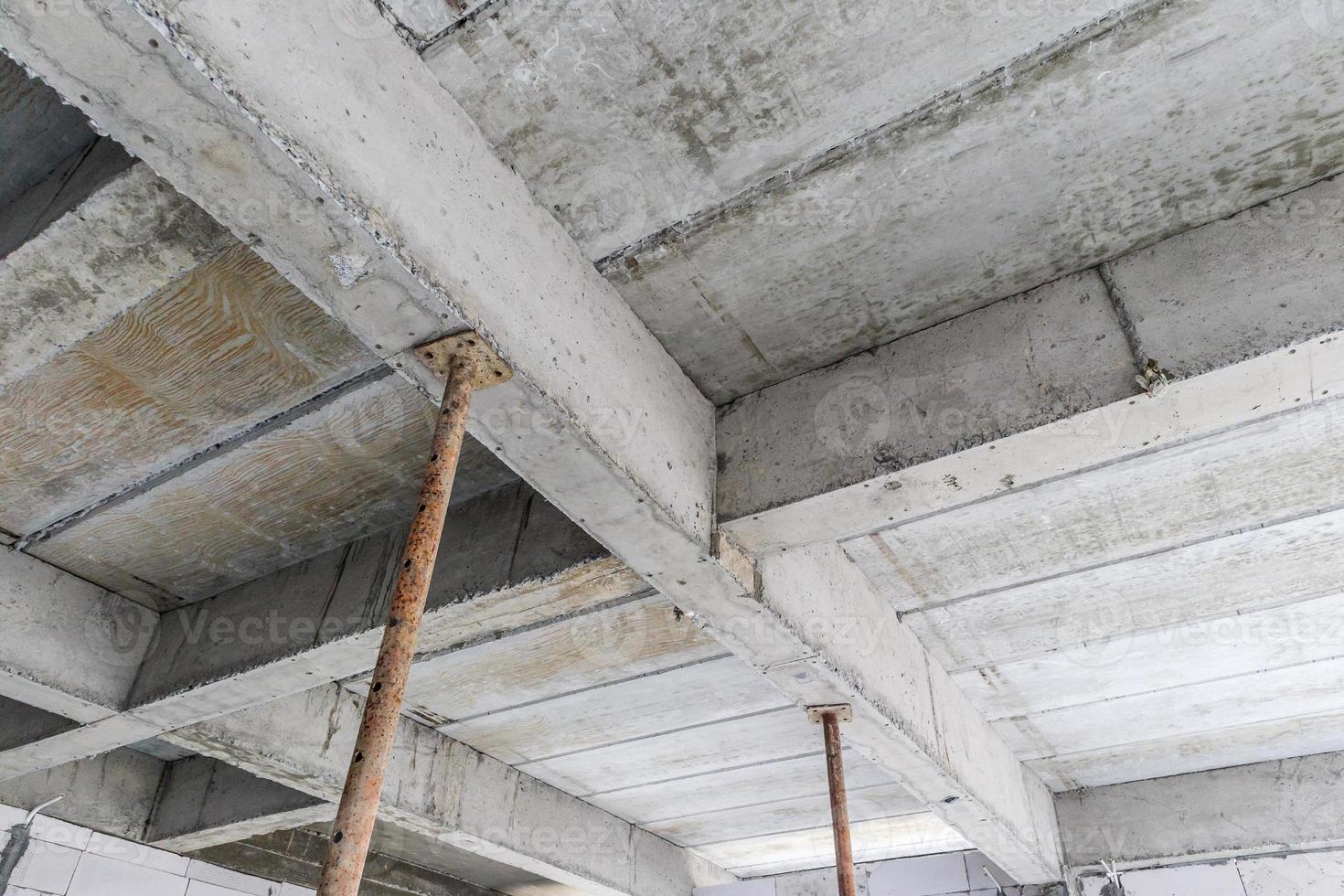 bâtiment en construction avec des poutres en béton de support en acier de fer photo