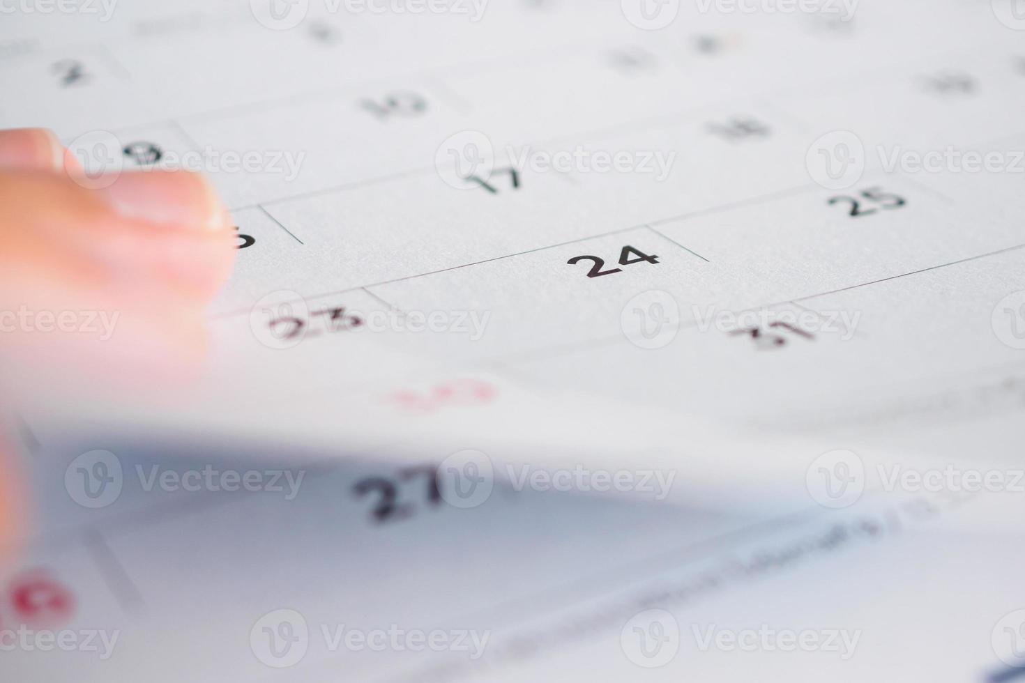 main tenir la page de calendrier renversant la feuille gros plan arrière-plan photo