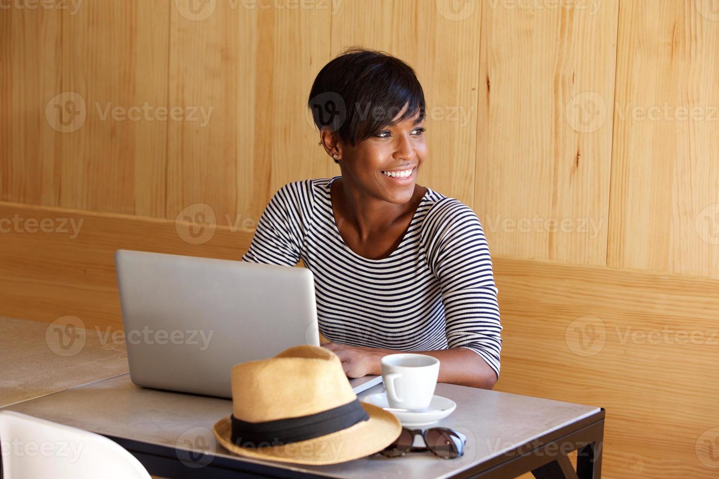 jeune, femme noire, sourire, et, portable utilisation photo