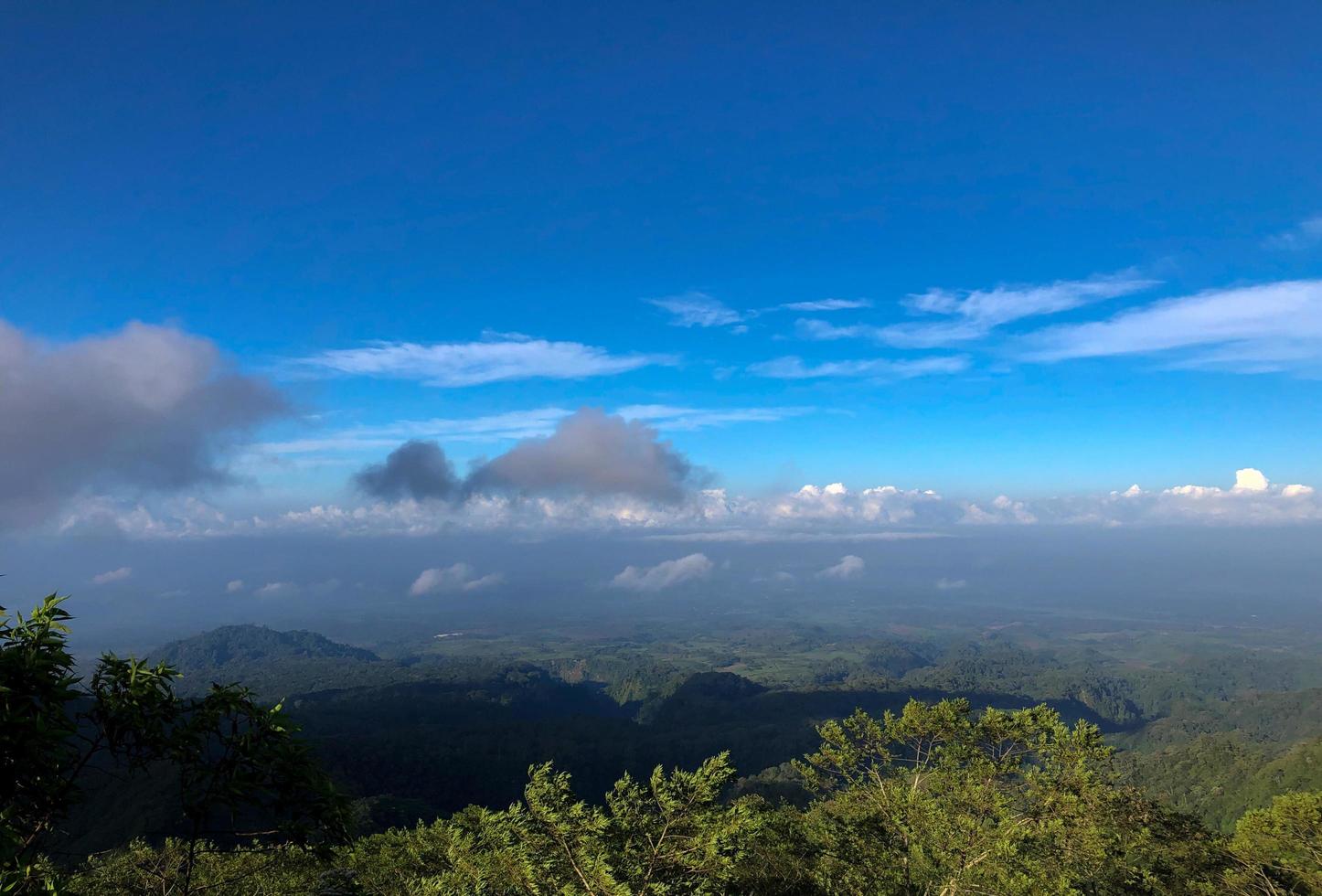 la vue imprenable sur l'état du ciel bleu avec des nuages couvrant les montagnes et en fait un superbe accroche-regard. brumeux photo