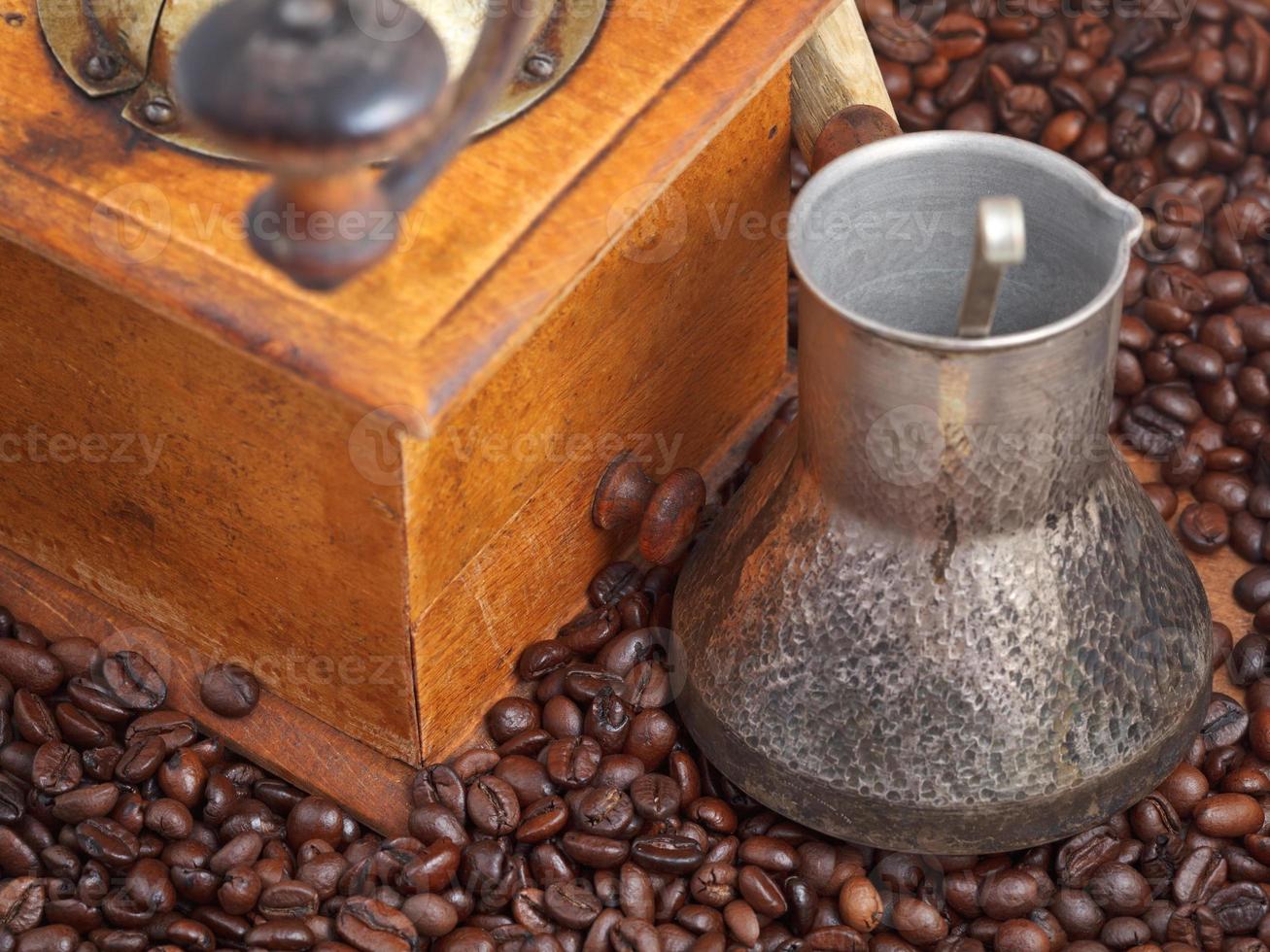 moulin à café manuel rétro sur grains torréfiés photo