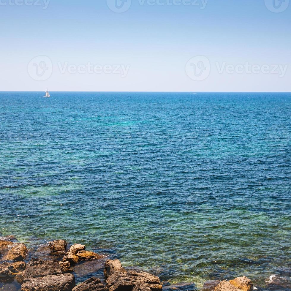 littoral de la mer méditerranée près de la ville de syracuse photo