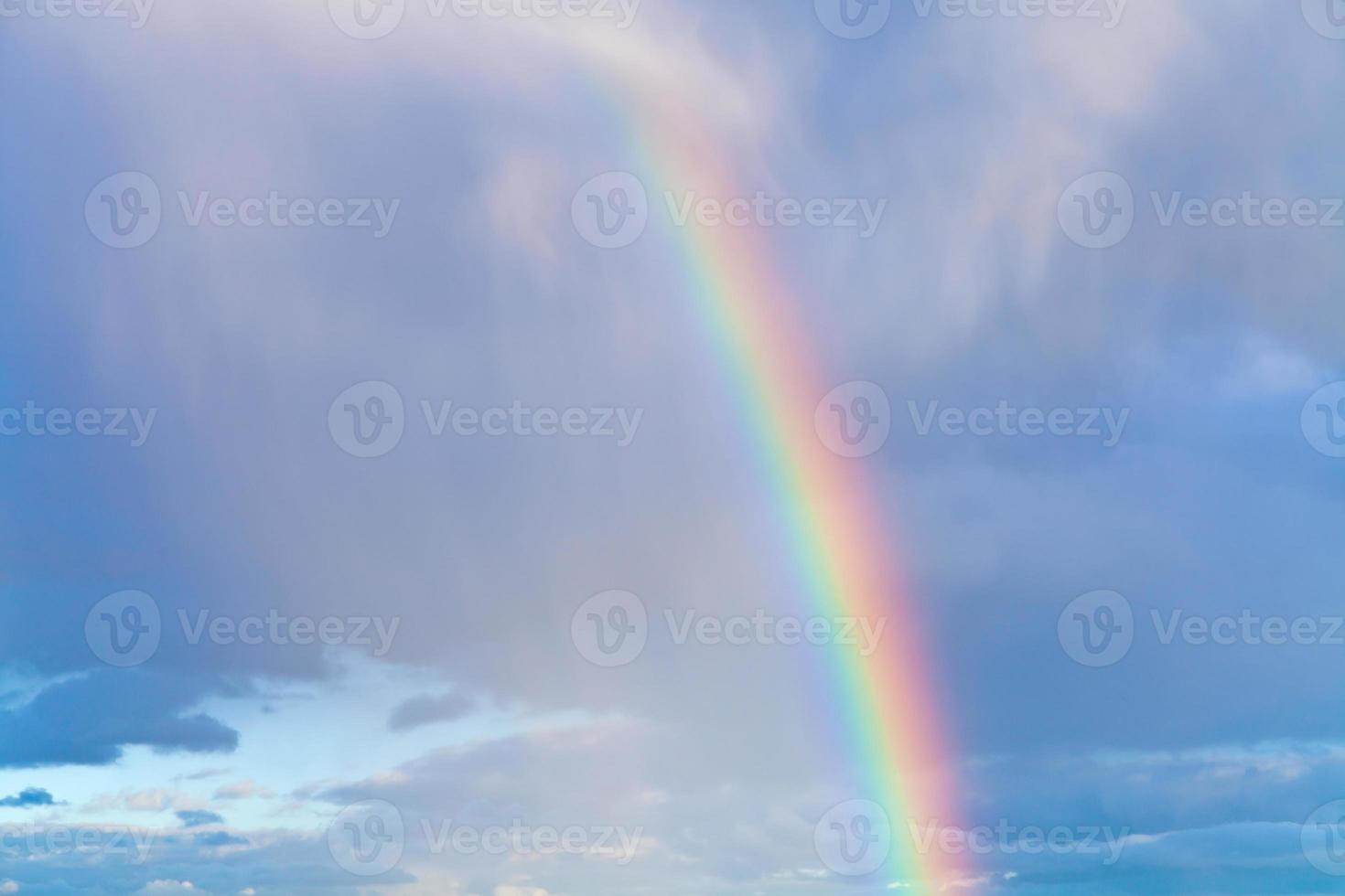 arc-en-ciel dans le ciel bleu nuageux photo