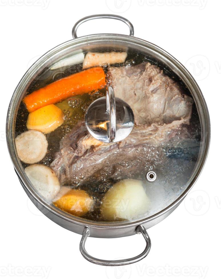 mijoter du bouillon de boeuf dans une casserole en acier photo