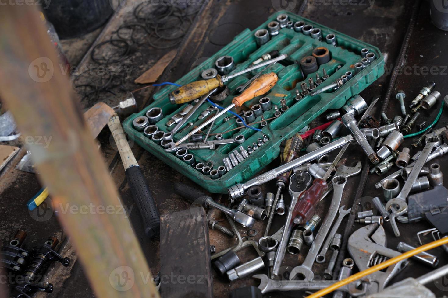 ensemble d'outils industriels étalés hors de la boîte, prêts à l'emploi. photo