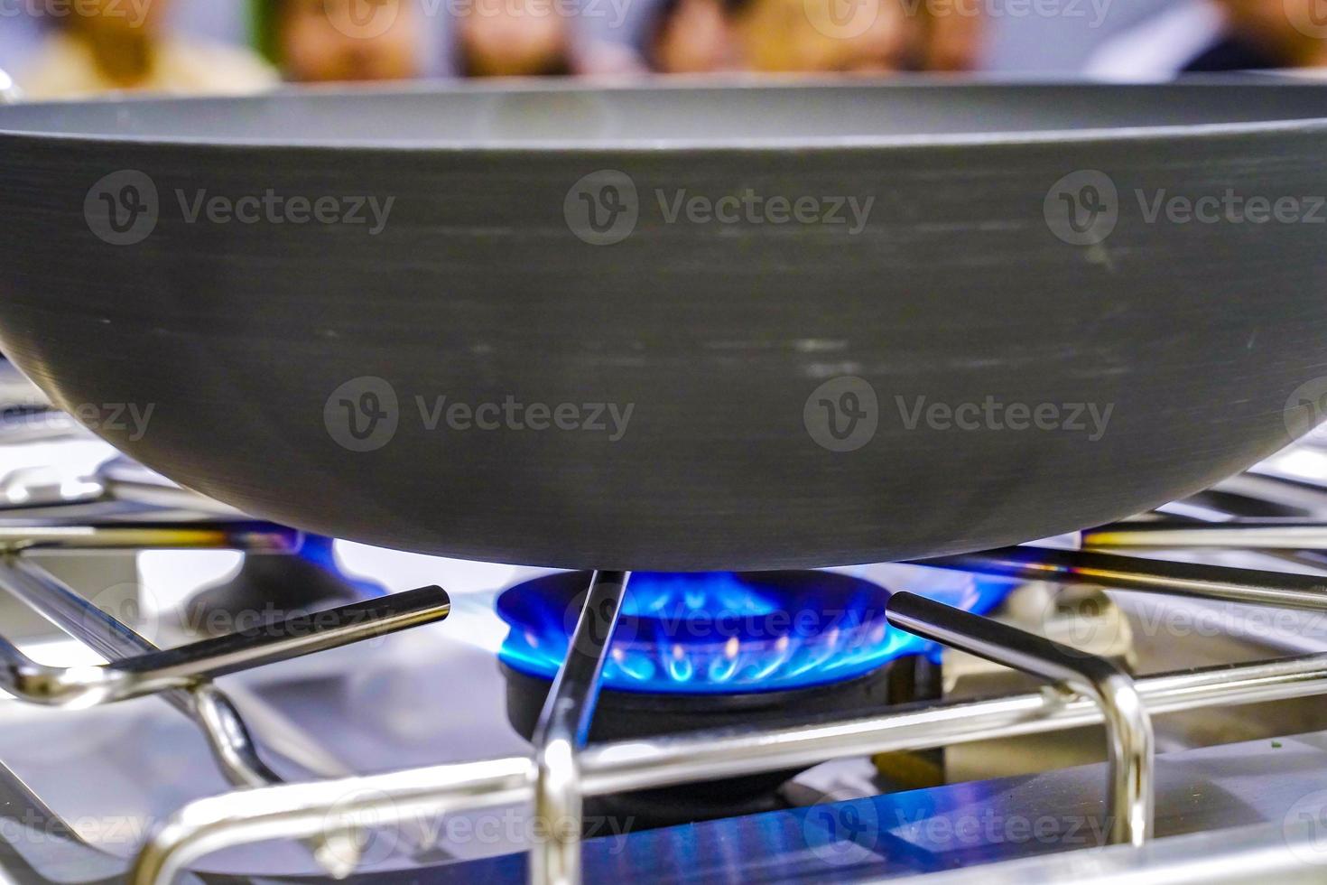 le feu à gaz de la cuisinière avec la casserole dessus, dans la salle de formation - étude de cuisine. photo