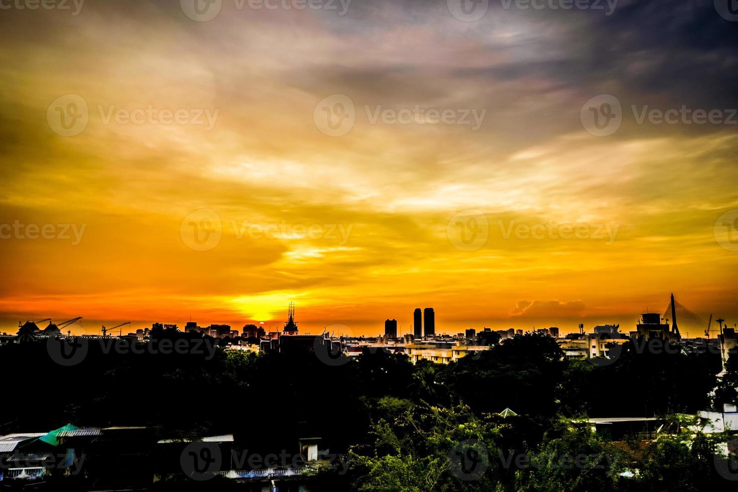 Vue d'ensemble du paysage urbain avec un ciel ouvert au crépuscule. ville de bangkok, thaïlande. photo