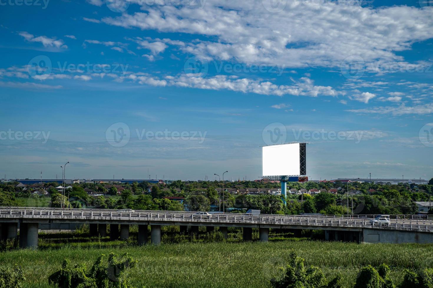 panneau d'affichage de l'espace vide à partir d'un zoom arrière et d'une vue lointaine dans le ciel ouvert. chemin de détourage. photo