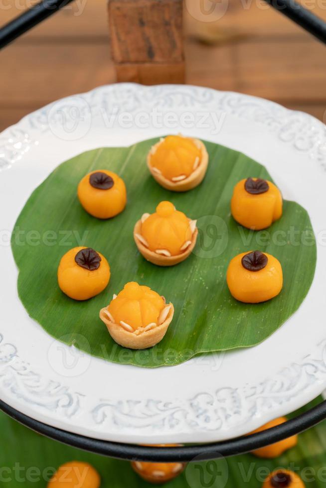 2 desserts sucrés thaïlandais à l'élégance traditionnelle sont la couronne du chef jamongkut et la charmante lune sanaycha. ce sont des desserts de chance et de bonne fortune en thaïlande. photo