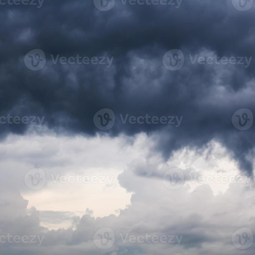 gros nuages de pluie sombre dans le ciel de printemps photo