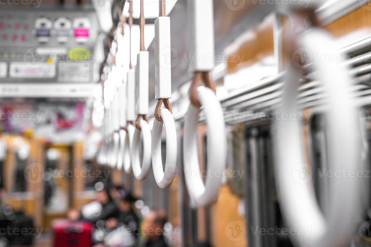 Close up circle main en plastique tenant dans le métro du Japon. photo