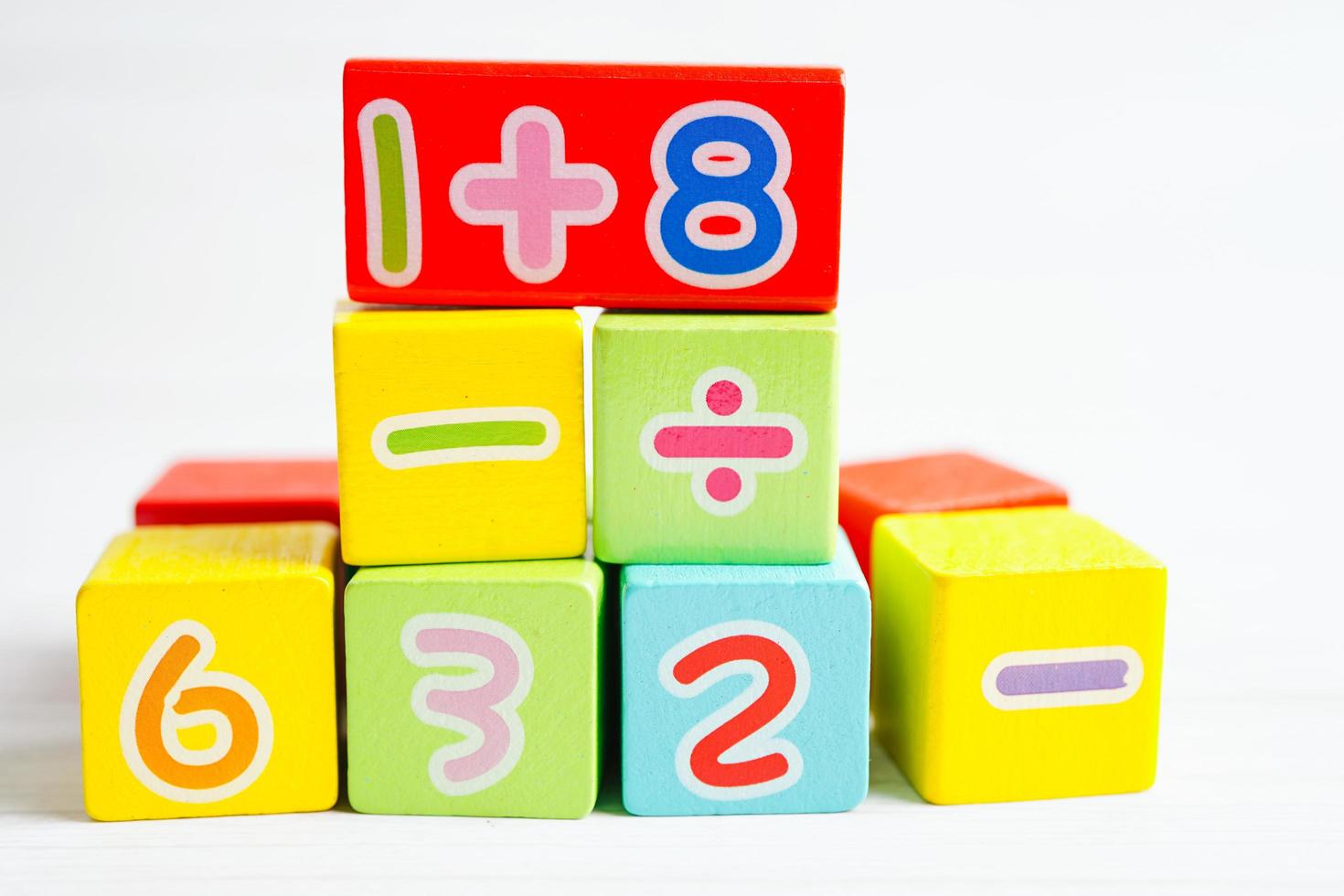 nombre de cubes de blocs de bois pour l'apprentissage des mathématiques, concept de mathématiques de l'éducation. photo