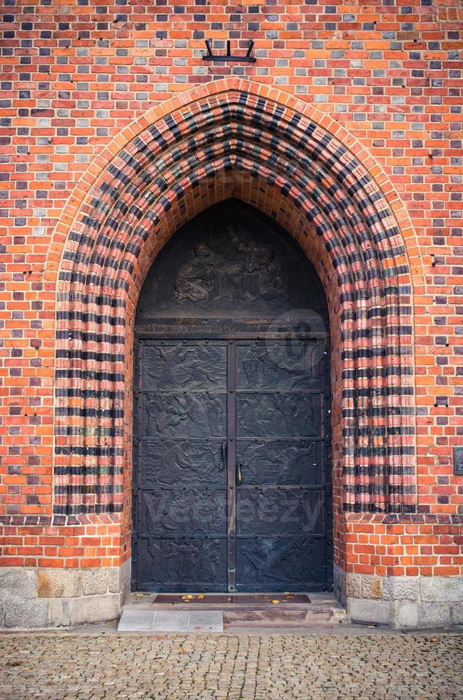 Porte de la basilique d'Ols à Poznan, Pologne photo