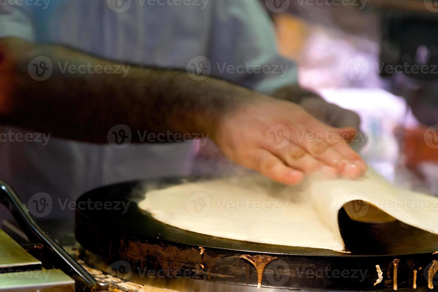 cuisson crêpe gros plan photo