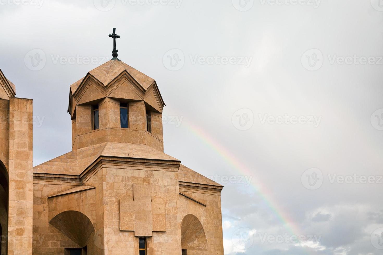 arc-en-ciel et cathédrale en arménie photo