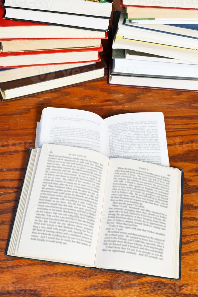 livres ouverts sur une table en bois photo