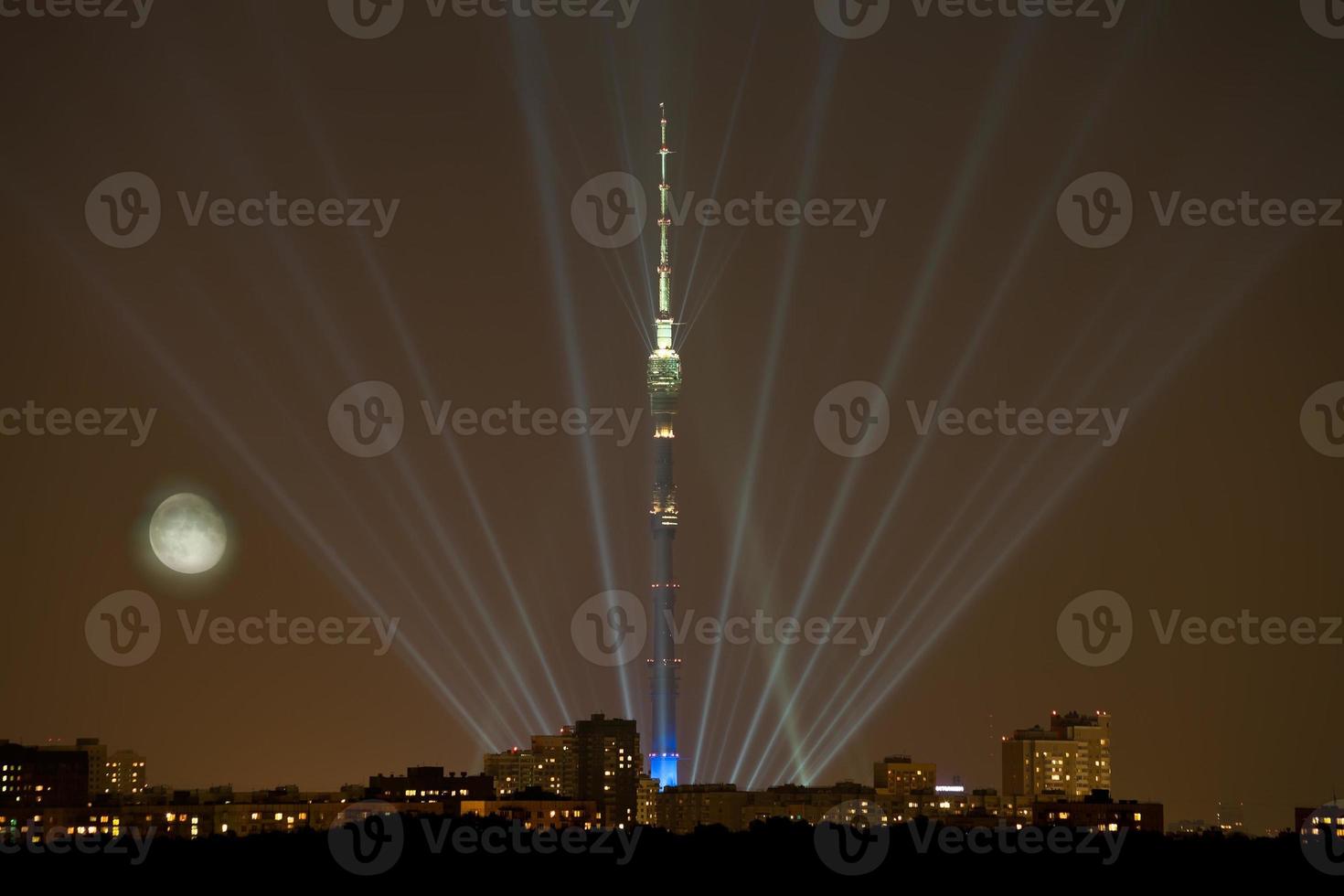 pleine lune sur la ville de moscou et la tour de télévision photo