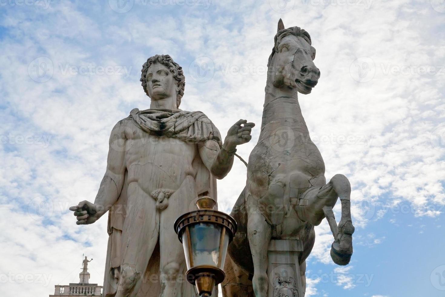 statue sur la piazza del campidoglio à rome photo