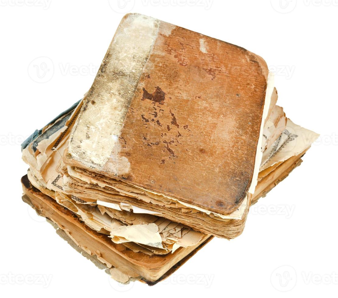 Pile de livres anciens isolé sur blanc photo