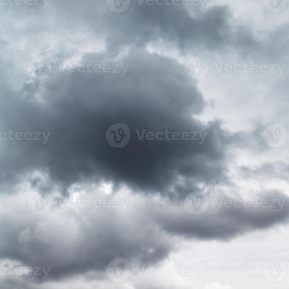 nuage gris foncé dans un ciel nuageux photo
