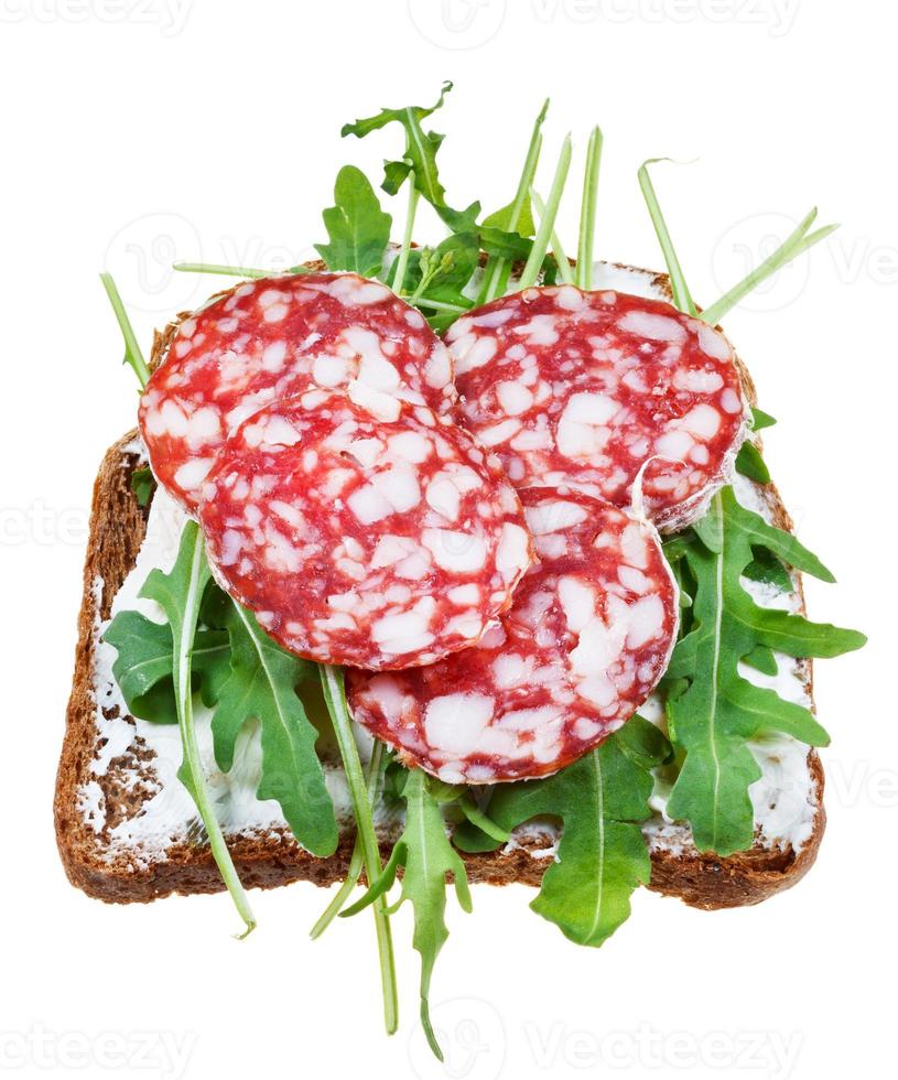 sandwich au salami, pain aux céréales et roquette photo