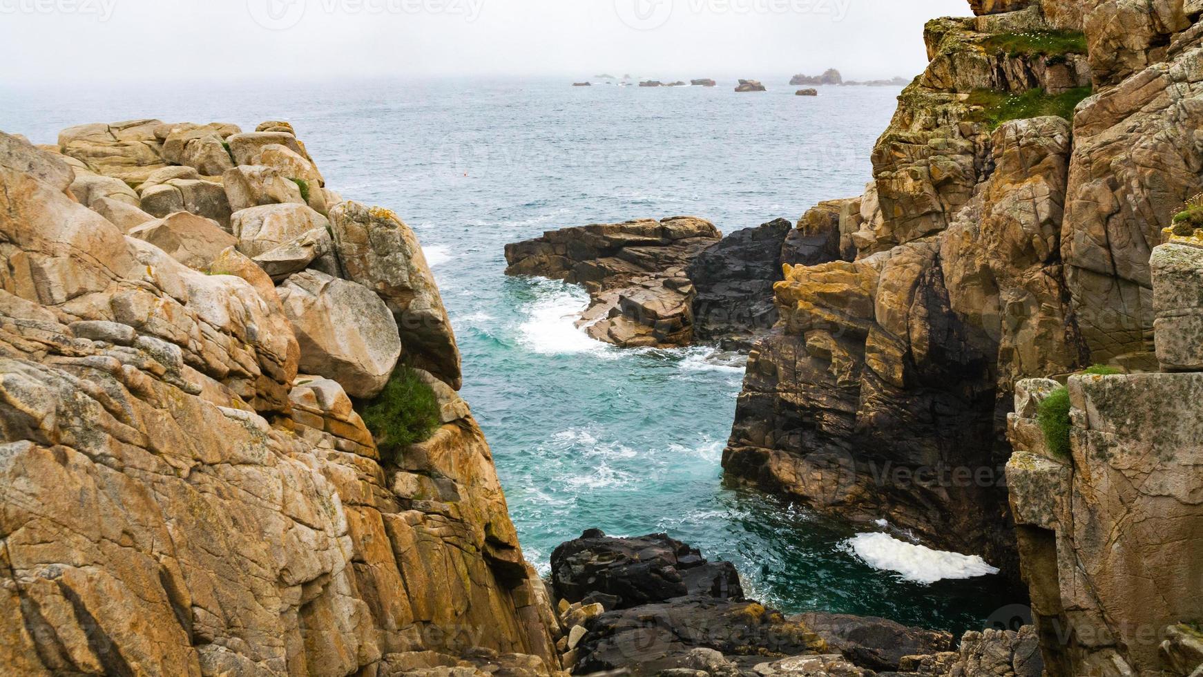 rochers sur la rive du gouffre golfe de la manche photo