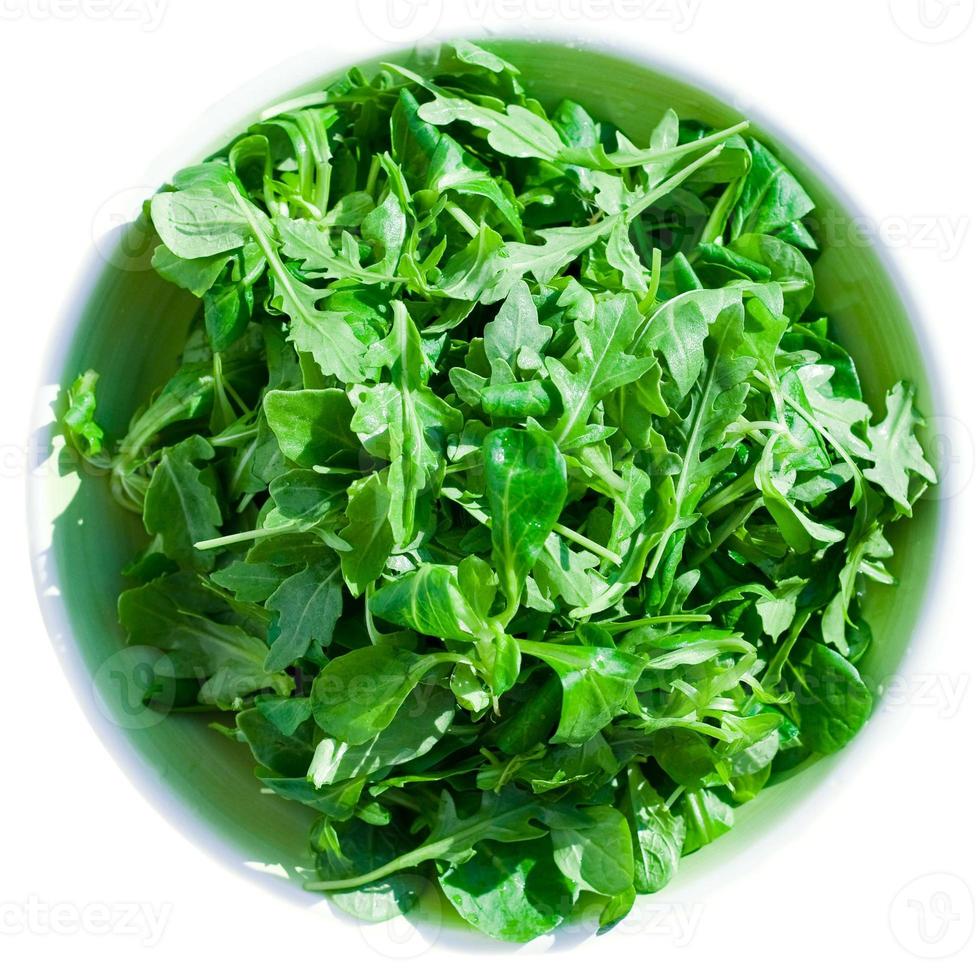 roquette fraîche dans un bol en céramique blanche photo