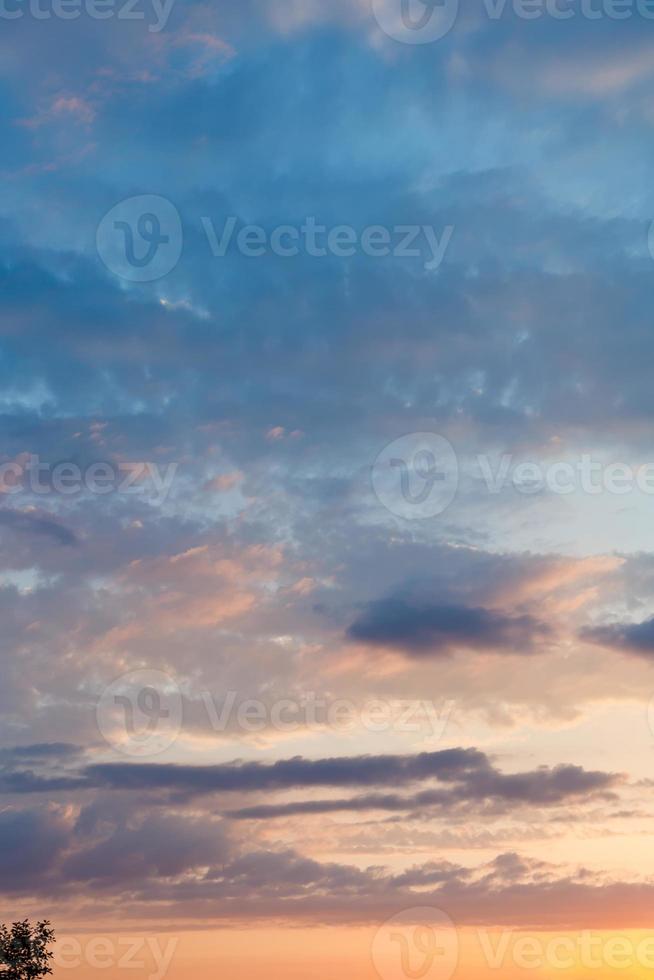 dernière lumière jaune du soleil dans le ciel bleu au coucher du soleil photo