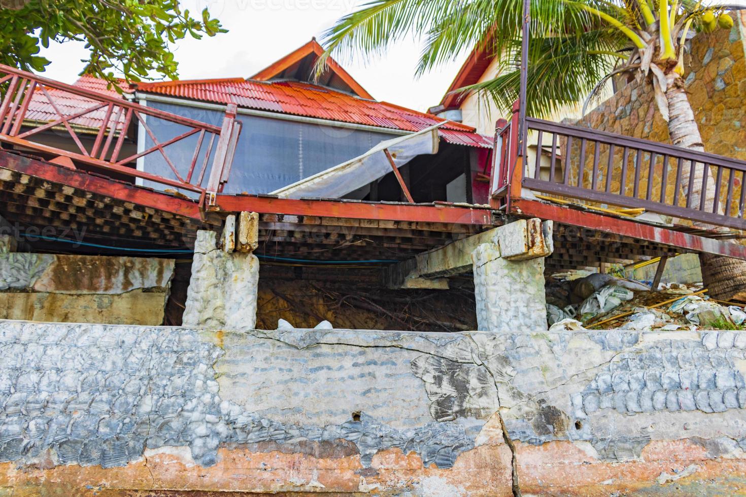 bâtiments maison bar restaurant détruits par le tsunami koh samui thaïlande. photo