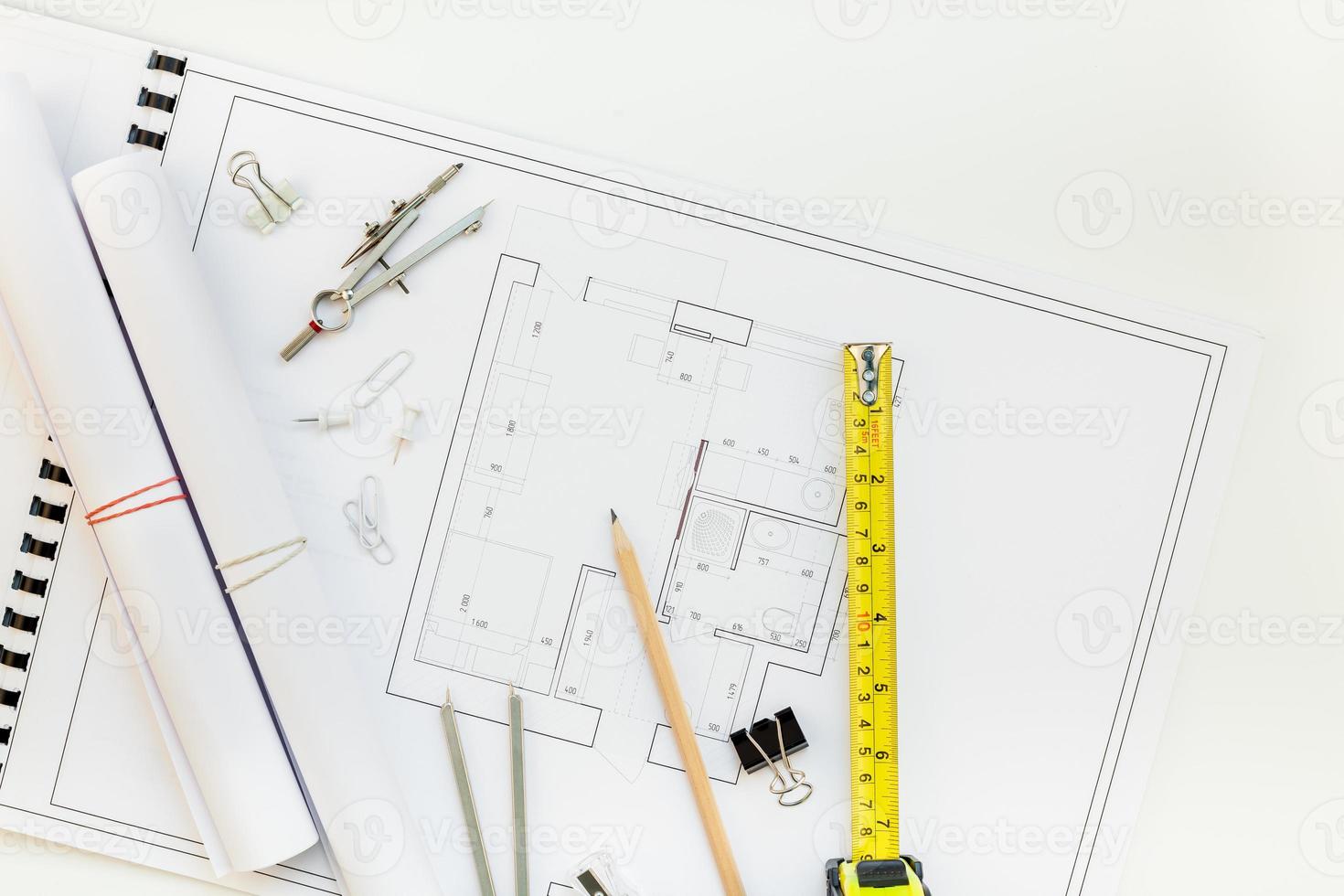 lieu de travail de table de designer d'intérieur avec plan de maison photo