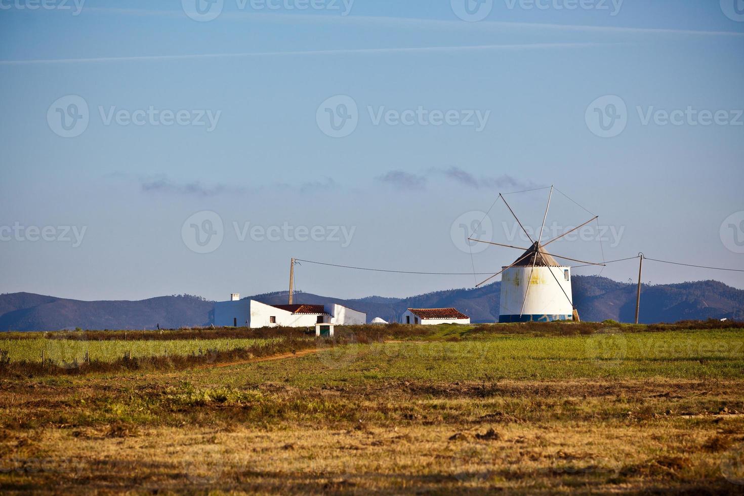 paysage rural du portugal avec vieux moulin à vent photo