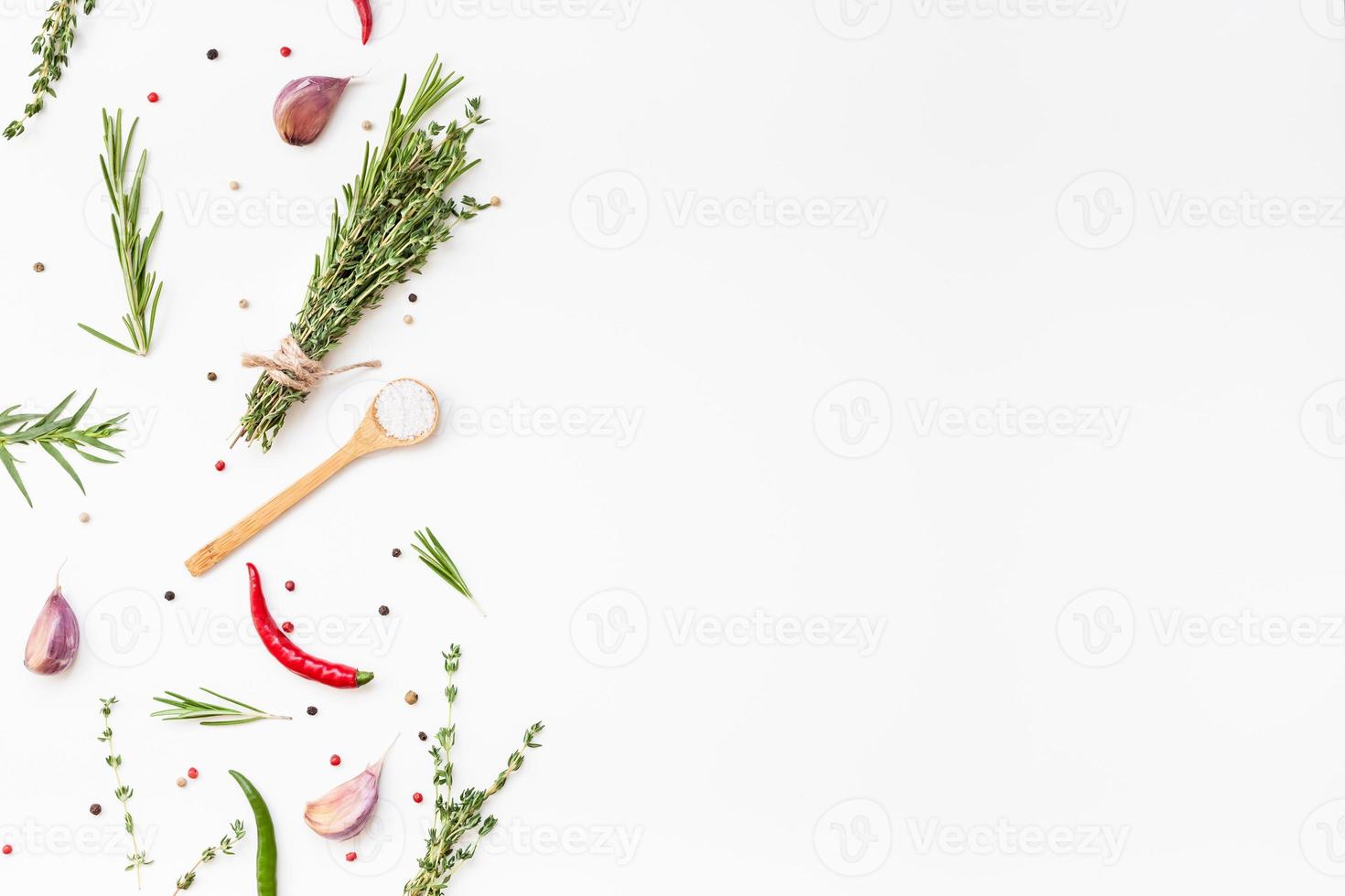 fond de nourriture avec des herbes vertes et des épices photo