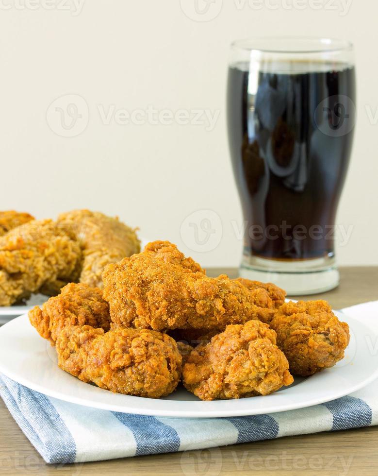 poulet frit avec cola sur table à manger photo