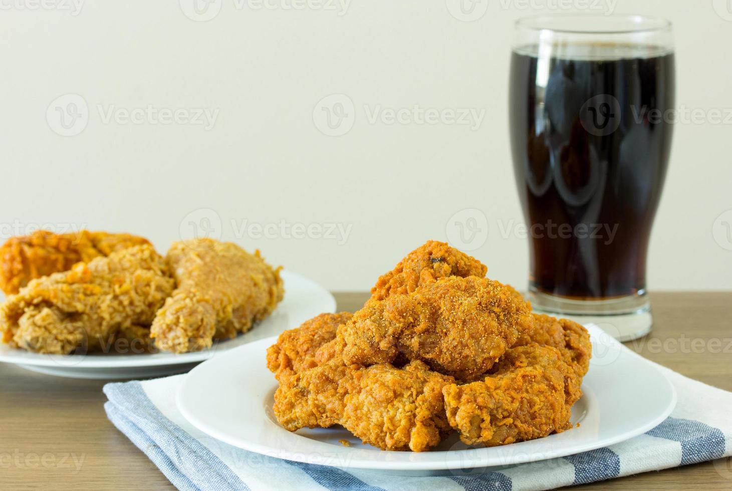 poulet frit avec cola sur table à manger photo