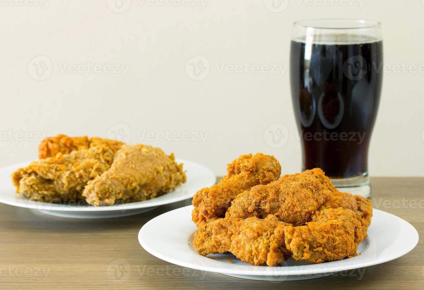 poulet frit avec cola sur table à manger photo