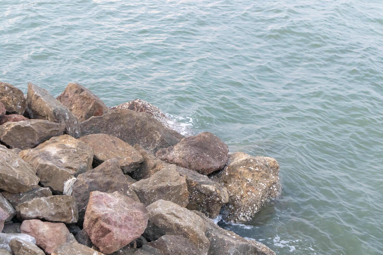 récif dans les rochers de la mer avec le vent souffle être les vagues de la mer photo