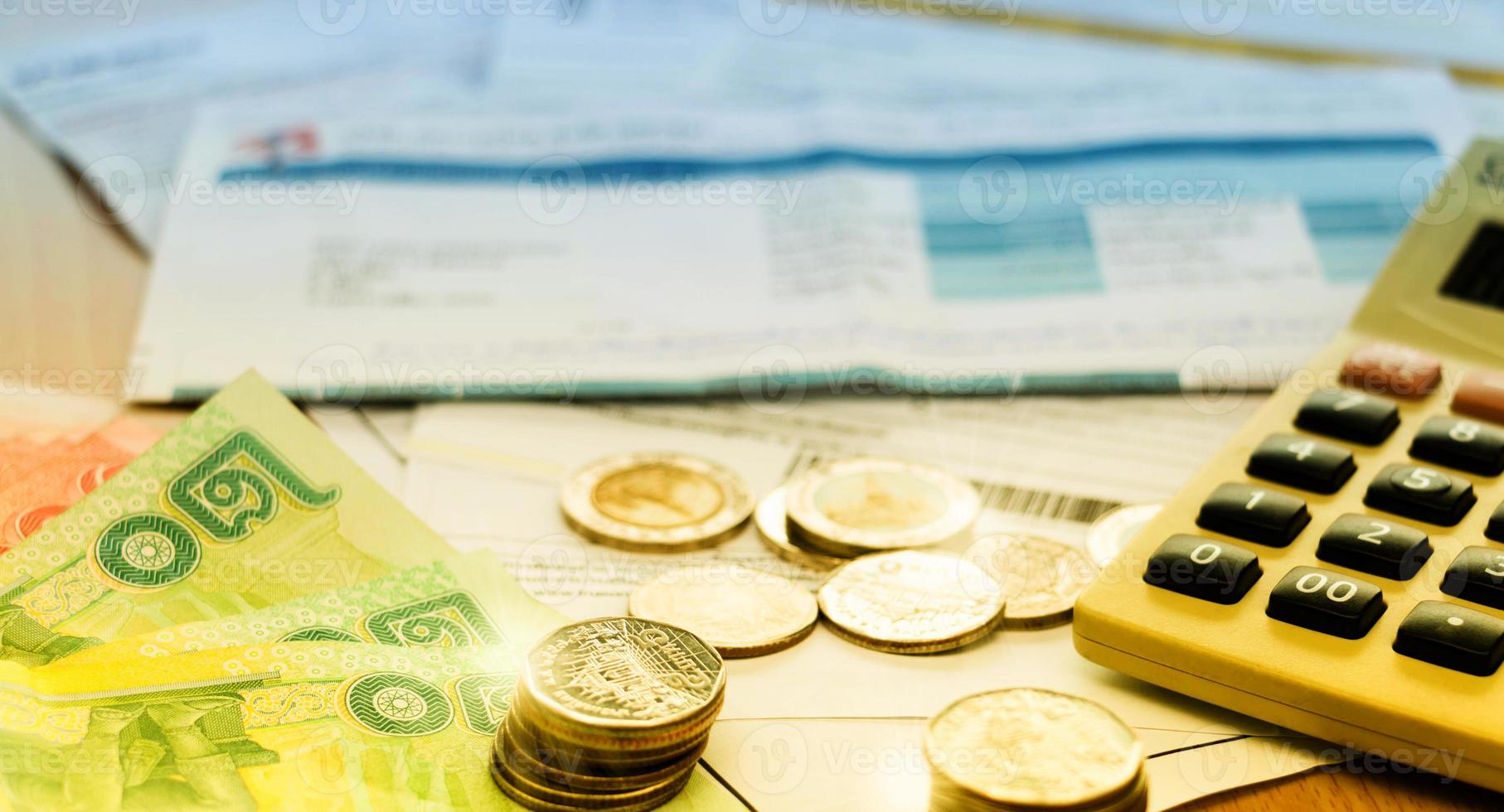 pièces de monnaie thaïlandaises sur des factures floues photo
