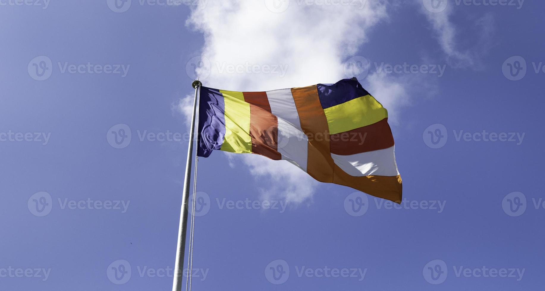 agitant le drapeau sri lanlan bouddhiste coloré photo