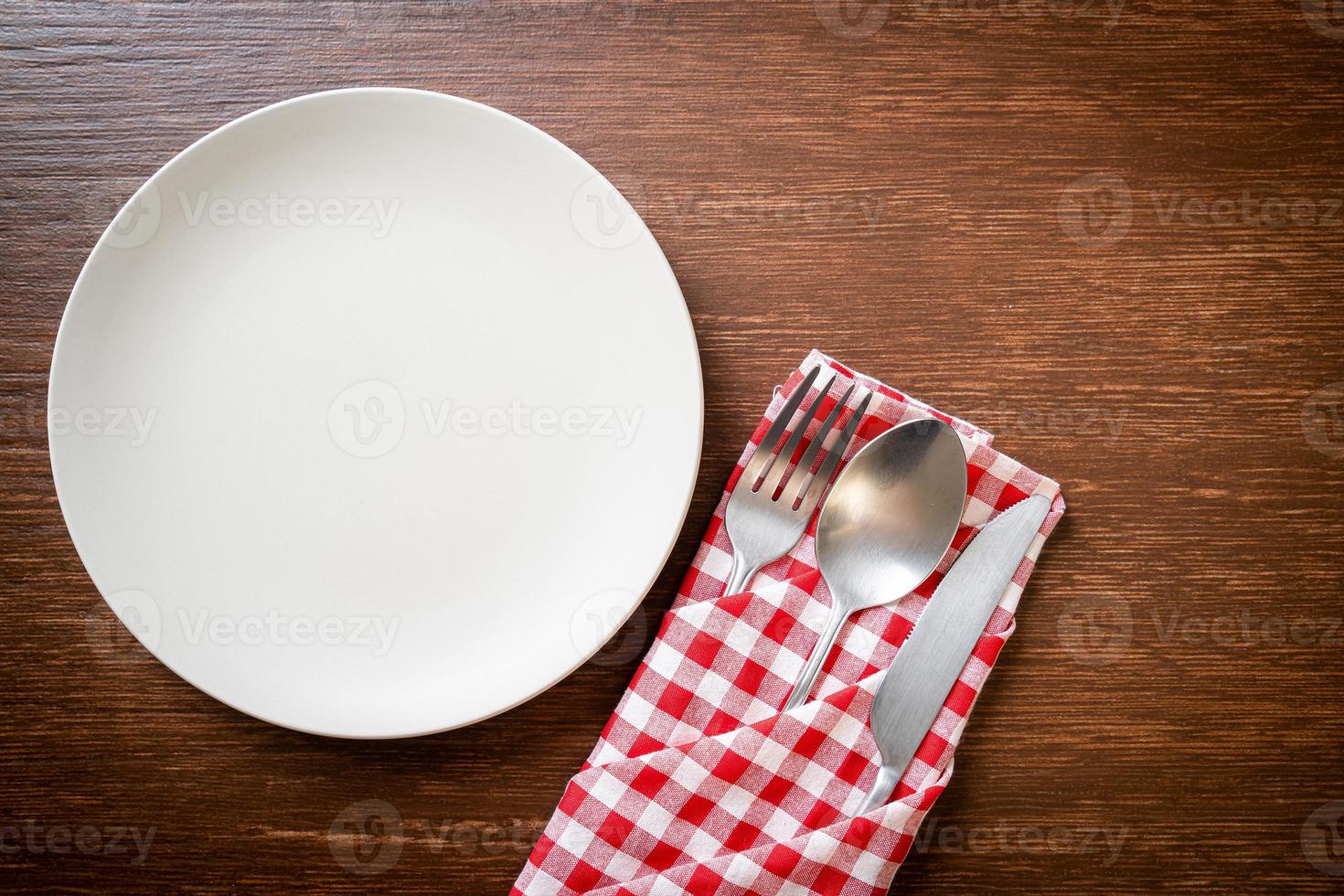 assiette ou plat vide avec couteau, fourchette et cuillère photo