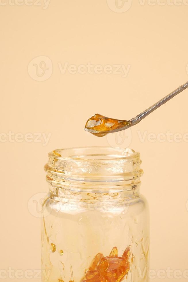 pot avec des morceaux de cire de cannabis concentrée pour fumer, cire de marijuana à haute teneur en thc photo