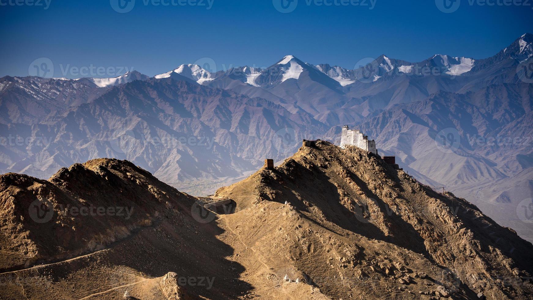 namgyal tsemo gompa à leh, ladakh, inde. dans le fond de la montagne enneigée photo