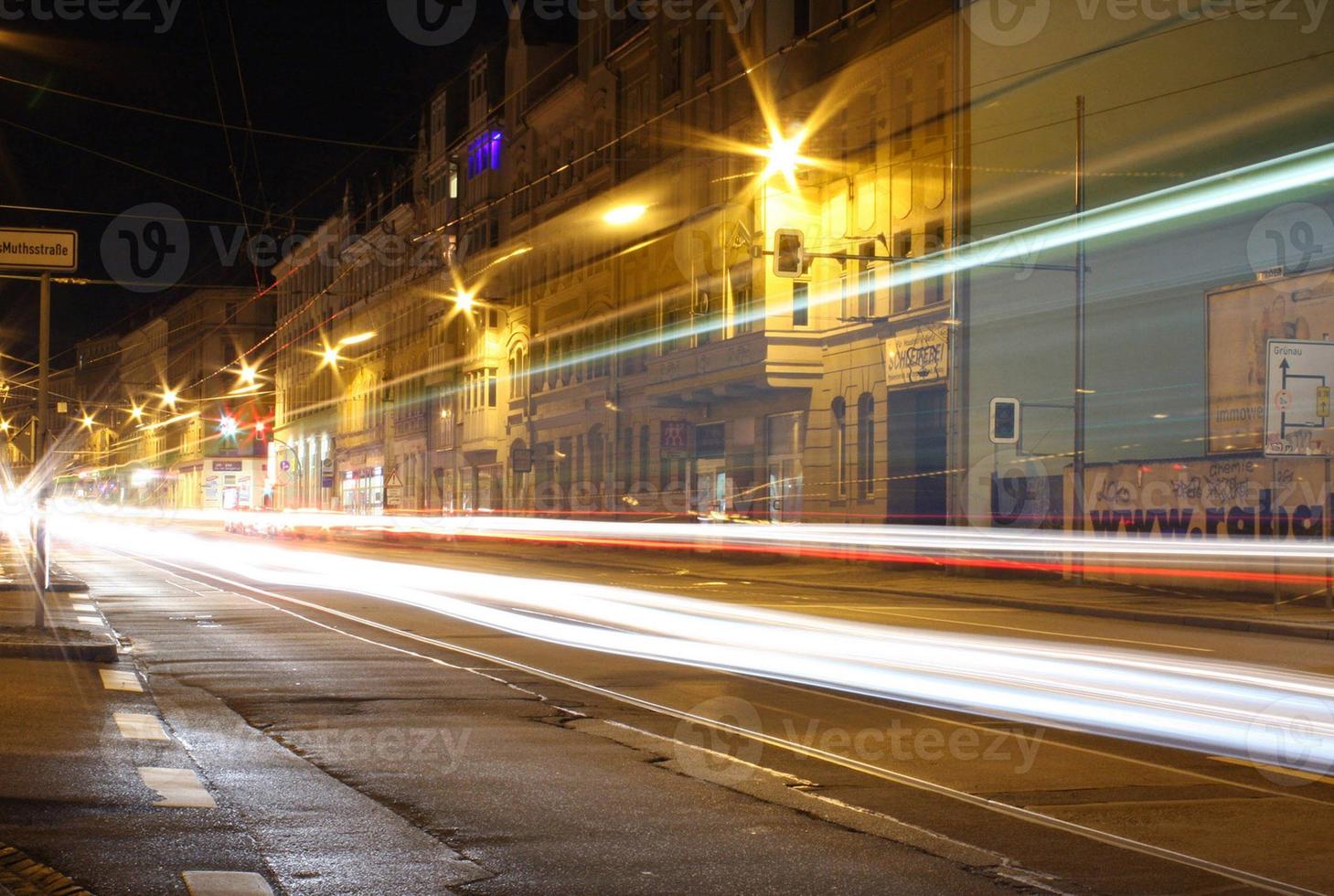 Une longue exposition de tram passe dans la ville de Leipzig, Allemagne photo