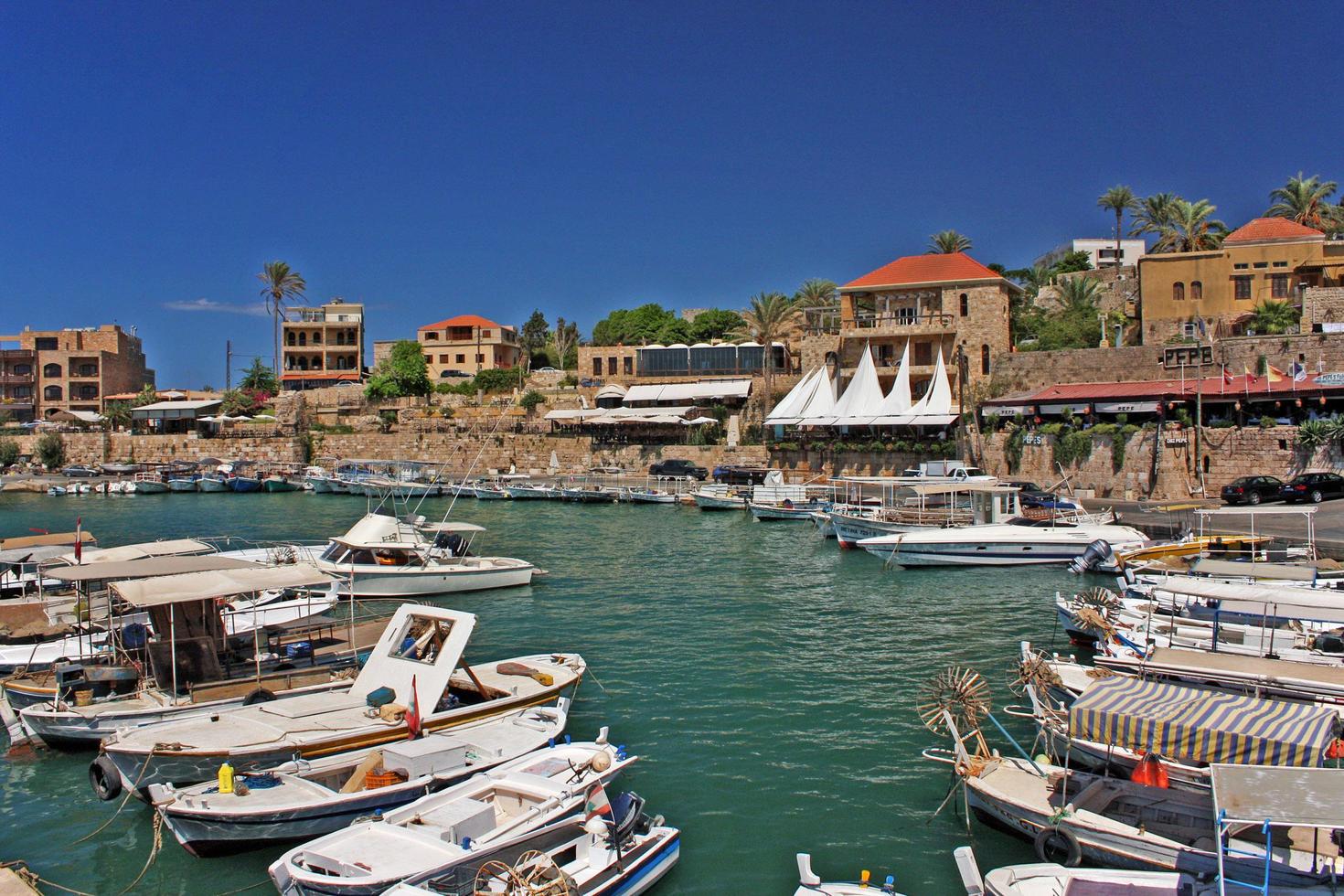 Byblos, Liban, 2019 - bateaux dans les eaux calmes du port de Byblos, Liban, par une journée ensoleillée photo