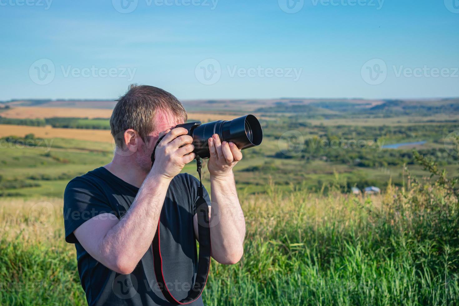 le photographe vise et prend des photos de la nature à l'extérieur