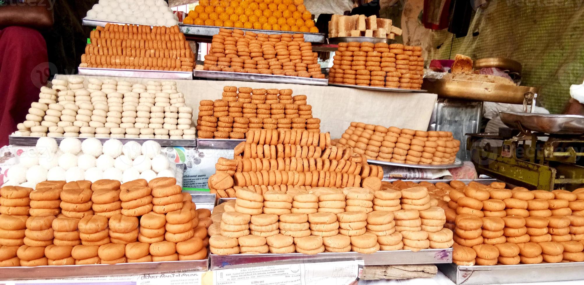 bonbons indiens et mithai dans un plateau photo