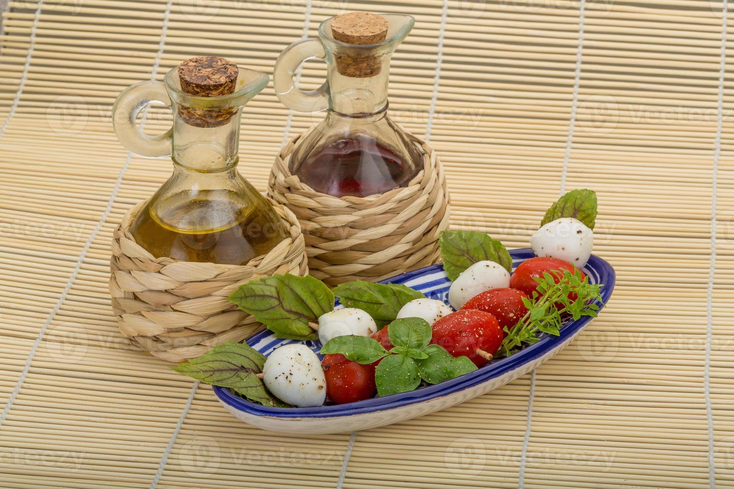 Salade caprese dans un bol sur fond de bois photo