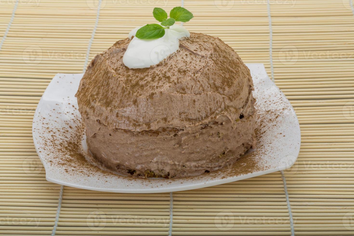 gâteau fait maison sur la plaque et fond en bois photo