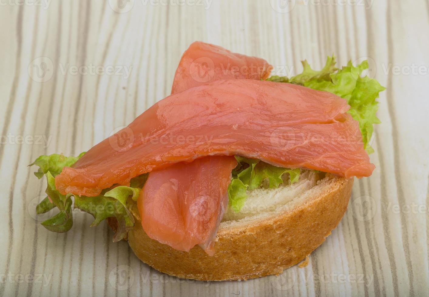 sandwich au saumon sur plaque de bois 11241009 Photo de stock chez Vecteezy