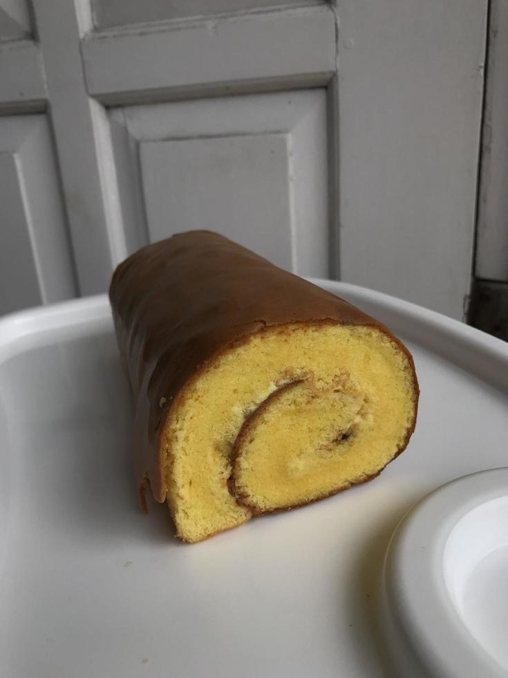 bolu gulung ou gâteau roulé est un type de génoise roulée remplie de crème fouettée, de confiture ou de glaçage. photo