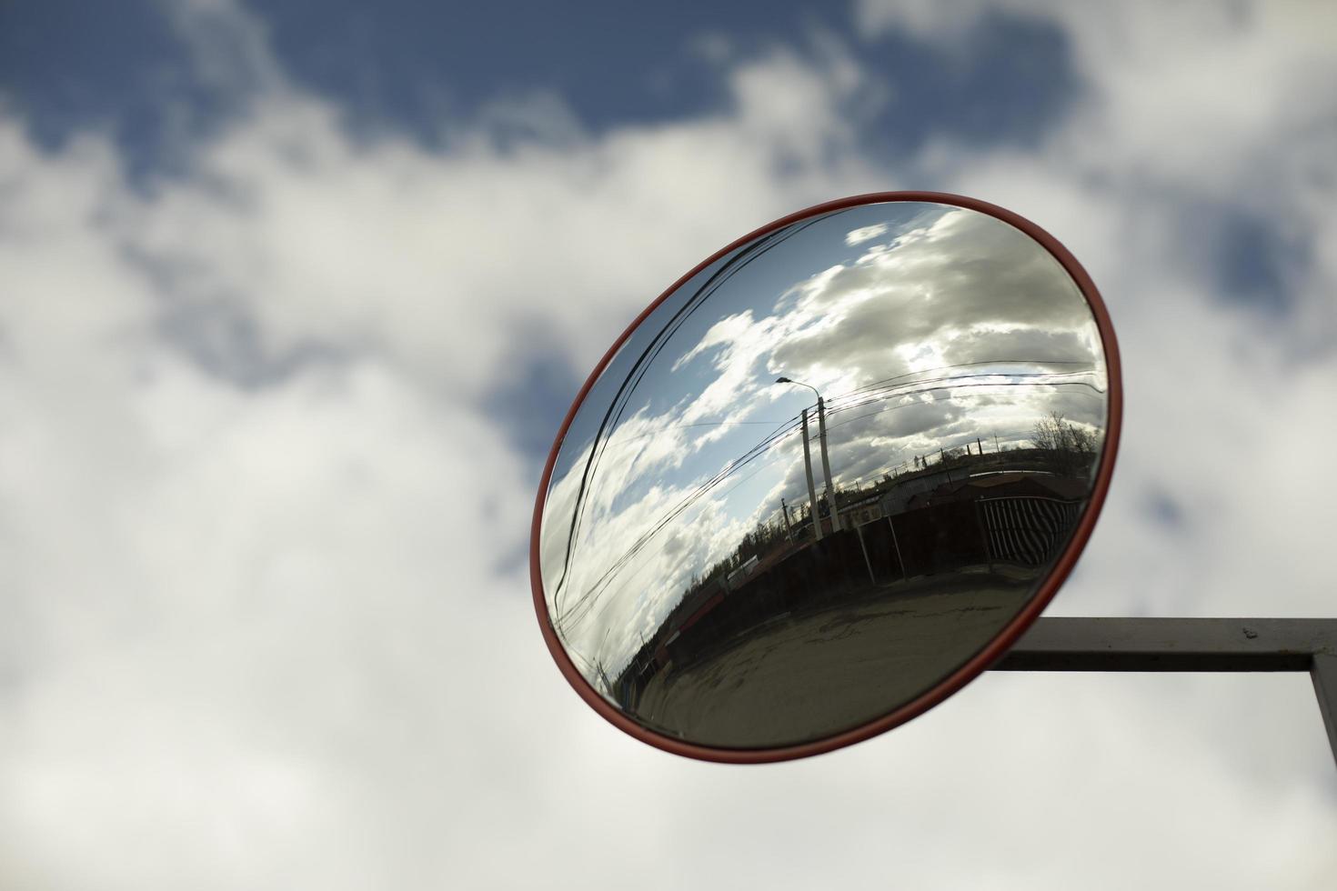 miroir rond. réflecteur dans le parking. miroir pour plus de sécurité. photo